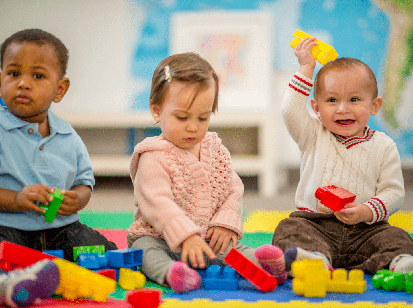 Bebês brincando Gênesis